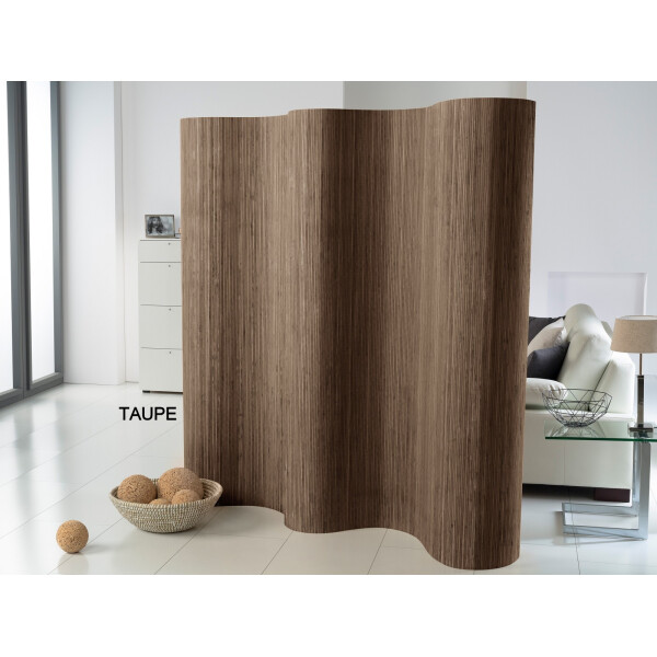 Doppelseitiger Paravent aus Bambus in Taupe, der in einem modernen Wohnzimmer steht. Der Paravent hat eine wellenförmige Struktur und besteht aus dichten, vertikal angeordneten Bambusstreifen. Er bietet eine elegante Raumtrennung und passt sich harmonisch in die Einrichtung ein.