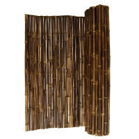 Sichtschutzzaun aus dunkel gefärbtem Bambus, der als Rollzaun gestaltet ist. Die vertikalen Bambusstäbe sind dicht nebeneinander angeordnet und bieten eine natürliche, dekorative Lösung für Privatsphäre im Garten oder auf der Terrasse. Die dunkle Färbung verleiht dem Zaun ein elegantes und modernes Aussehen.