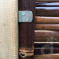 Metallischer L-Winkel zur Befestigung von Bambuslamellen an einer Wand, mit zwei Schrauben fixiert. Ideal zur sicheren und stabilen Montage von Bambusprodukten.