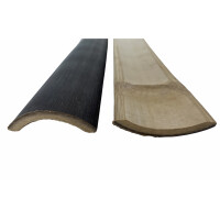 Zwei Bambusabdecklatten für die Zwischenraumabdichtung von Bambuszäunen, eine in natürlicher Holzfarbe, die andere in dunkler Lackierung, beide mit gebogenem Profil und sichtbarer Maserung.