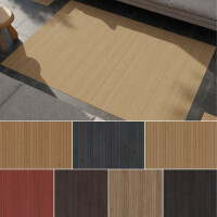 Bambusteppich MASSIVE Wunschmaß in verschiedenen Farbvarianten, präsentiert in einem modernen Wohnzimmer. Der Teppich besteht aus natürlichen Bambusstreifen und ist in sechs Farben erhältlich: Natur, Schwarz, Rot, Dunkelbraun, Hellbraun und Beige. Die glatte, langlebige Oberfläche passt ideal zu minimalistischen und zeitgenössischen Einrichtungsstilen.