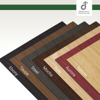 Übereinander gestapelte Bambusteppiche in verschiedenen Farben: Ebony, Taupe, Steel, Gold, Mocha, Pure, Aurora und Nature. Farbpalette reicht von dunklen bis zu hellen Naturtönen. Oben rechts befindet sich das DE-Commerce-Logo.