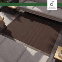 Bambusteppich MASSIVE Wunschmaß in mocha-farbenem Design, gezeigt in einem modernen Raum. Eine Hand wischt mit einem weißen Tuch über die glatte Oberfläche, was die Pflegeleichtigkeit und Eleganz des Teppichs hervorhebt.