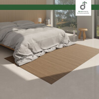 Stilvolles Wohnzimmer mit einem großen, taupefarbenen Bambusteppich, der den Holzboden bedeckt. Moderne Möbel und Dekorationen ergänzen den natürlichen Look des Teppichs.