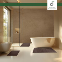 Modernes Badezimmer mit freistehender Badewanne, bodengleicher Glasdusche und warmen Naturtönen; drei unterschiedlich große, mittelbraune Bambus-Badematten liegen jeweils davor, Tageslicht fällt durch ein großes Fenster, oben rechts das DE-COmmerce-Logo.