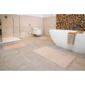 Eleganter Badezimmer mit zwei Bambus badteppichen LINES Wunschmaß powder, einer vor der Dusche und einer vor dem Badewanne, die eine natürliche und moderne Atmosphäre schaffen.