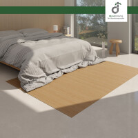 Ein modernes Wohnzimmer mit einem Bambusteppich in Naturfarbe, der den Raum warm und einladend gestaltet. Der Teppich ist breit und passt sich perfekt in das minimalistische Design ein, wobei er die natürliche Ästhetik des Bambusmaterials betont.