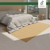 Moderne Wohnzimmereinrichtung mit einem großen Bambusteppich in hellem Naturton, der den Raum erwärmt und einen natürlichen Akzent setzt. Der Teppich hat eine glatte, gleichmäßige Struktur und passt harmonisch zu den hellen Möbeln und dezenten Wanddekorationen.