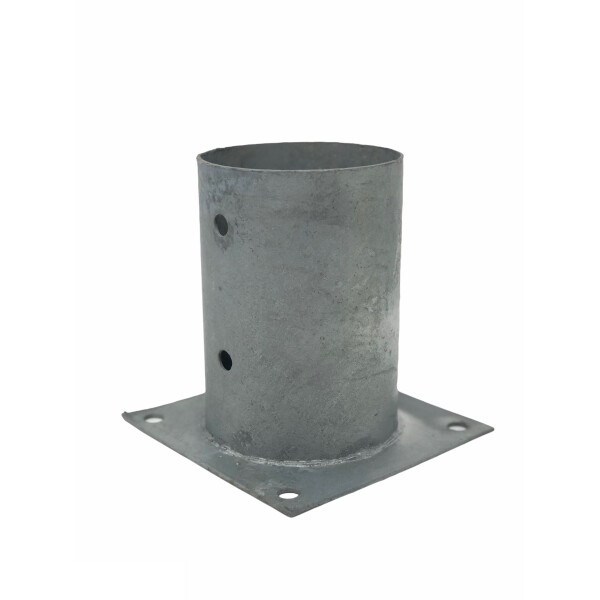 Feuerverzinkte Aufschraubhülse aus Stahl mit einem Durchmesser von 101 mm und einer Höhe von 150 mm. Die Hülse weist zwei Bohrungen auf und ist auf einer quadratischen Grundplatte mit vier Befestigungslöchern montiert.