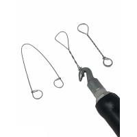 Drillapparat für Ösenbindedraht mit drei verschiedenen Ösenbindedrähten, die in die Vorrichtung eingespannt sind. Der Apparat ist aus Metall gefertigt und dient zum Verdrillen der Drahtenden zu Ösen.