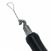 Metallisches Werkzeug mit gebogenem Drahtende, das zum Aufdrillen von Ösenbindedraht dient. Der Griff ist schwarz und ergonomisch geformt für eine sichere Handhabung.