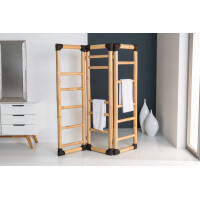 Bambus Raumteiler SHINTO NATURE mit drei faltbaren Paneelen, die sich aufstellen lassen. Natürliche Bambusrahmen mit dunkelbraunen Verbindungsstücken. Zwei weiße Handtücher hängen auf den Seitenstangen.