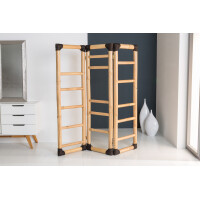 Bambus Raumteiler SHINTO NATURE mit drei Paneelen aus natürlichem Bambus und dunklen Eckverbindungen, der stilvoll einen Raum teilt. Der Raumteiler steht in einem modernen Zimmer mit hellen Wänden und Möbeln und passt perfekt zu einem minimalistischen Einrichtungsstil.