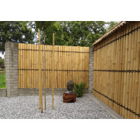 Sichtschutz aus Bambus mit hohen, vertikal angeordneten Stäben, befestigt mit horizontalen Drahtreihen. Die Bambusstäbe sind natürlich hellbraun gefärbt und bieten eine dekorative, asiatisch inspirierte Abgrenzung. Der Zaun ist in einer gemütlichen Ecke mit Kiesboden und meditativer Dekoration platziert.