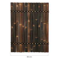 Bambus Sichtschutz XXL SLIM als dekoratives Zaunelement in Naturfarbe, dicht aneinandergereihte Bambusstäbe, oberer Rand mit stabiler Abgrenzung, hinter einem modernen Wasserfall aus Stein.