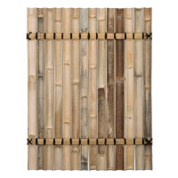 Sichtschutz aus Bambus mit hohen, vertikal angeordneten Stäben, befestigt mit horizontalen Drahtreihen. Die Bambusstäbe sind natürlich hellbraun gefärbt und bieten eine dekorative, asiatisch inspirierte Abgrenzung. Der Zaun ist in einer gemütlichen Ecke mit Kiesboden und meditativer Dekoration platziert.