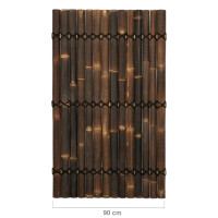 Bambus Sichtschutz XXL SLIM als dekoratives Zaunelement in Naturfarbe, dicht aneinandergereihte Bambusstäbe, oberer Rand mit stabiler Abgrenzung, hinter einem modernen Wasserfall aus Stein.