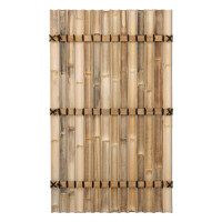 Sichtschutz aus Bambus mit hohen, vertikal angeordneten Stäben, befestigt mit horizontalen Drahtreihen. Die Bambusstäbe sind natürlich hellbraun gefärbt und bieten eine dekorative, asiatisch inspirierte Abgrenzung. Der Zaun ist in einer gemütlichen Ecke mit Kiesboden und meditativer Dekoration platziert.