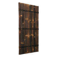 Stilvoller Außenbereich mit einem Sichtschutz aus Bambus, der Privatsphäre und natürliche Ästhetik bietet. Die Bambuswände schaffen eine tropische Atmosphäre, während die Holzliegen zum Entspannen einladen.