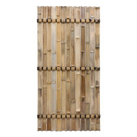 Sichtschutz aus Bambus mit hohen, vertikal angeordneten Stäben, befestigt mit horizontalen Drahtreihen. Die Bambusstäbe sind natürlich hellbraun gefärbt und bieten eine dekorative, asiatisch inspirierte Abgrenzung. Der Zaun ist in einer gemütlichen Ecke mit Kiesboden und meditativer Dekoration platziert.