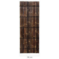 Bambus Sichtschutz XXL SLIM als dekoratives Zaunelement in Naturfarbe, dicht aneinandergereihte Bambusstäbe, oberer Rand mit stabiler Abgrenzung, hinter einem modernen Wasserfall aus Stein.