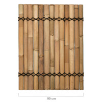 Bambus Sichtschutz XXL SLIM als dekoratives Zaunelement in Naturfarbe, dicht aneinandergereihte Bambusstäbe, oberer Rand mit stabiler Abgrenzung, hinter einem modernen Wasserfall aus Stein.