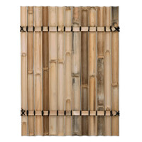 Sichtschutz aus Bambus mit hohen, vertikal angeordneten Stäben, befestigt mit horizontalen Drahtreihen. Die Bambusstäbe sind natürlich hellbraun gefärbt und bieten eine dekorative, asiatisch inspirierte Abgrenzung. Der Zaun ist in einer gemütlichen Ecke mit Kiesboden und meditativer Dekoration platziert.