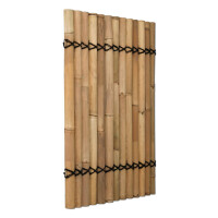 Stilvoller Außenbereich mit einem Sichtschutz aus Bambus, der Privatsphäre und natürliche Ästhetik bietet. Die Bambuswände schaffen eine tropische Atmosphäre, während die Holzliegen zum Entspannen einladen.