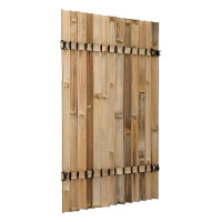 Moderner Bambus-Sichtschutzzaun in hellem Naturton, der einen gemütlichen Außenbereich mit Whirlpool und Liegestühlen einrahmt. Die Bambusstäbe sind dicht aneinandergereiht und bieten Privatsphäre, während sie gleichzeitig eine natürliche, stilvolle Atmosphäre schaffen.