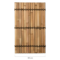 Bambus Sichtschutz XXL SLIM als dekoratives Zaunelement in Naturfarbe, dicht aneinandergereihte Bambusstäbe, oberer Rand mit stabiler Abgrenzung, hinter einem modernen Wasserfall aus Stein.