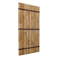 Stilvoller Außenbereich mit einem Sichtschutz aus Bambus, der Privatsphäre und natürliche Ästhetik bietet. Die Bambuswände schaffen eine tropische Atmosphäre, während die Holzliegen zum Entspannen einladen.