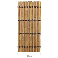 Bambus Sichtschutz XXL SLIM als dekoratives Zaunelement in Naturfarbe, dicht aneinandergereihte Bambusstäbe, oberer Rand mit stabiler Abgrenzung, hinter einem modernen Wasserfall aus Stein.