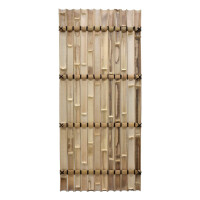 Sichtschutz aus Bambus mit hohen, vertikal angeordneten Stäben, befestigt mit horizontalen Drahtreihen. Die Bambusstäbe sind natürlich hellbraun gefärbt und bieten eine dekorative, asiatisch inspirierte Abgrenzung. Der Zaun ist in einer gemütlichen Ecke mit Kiesboden und meditativer Dekoration platziert.