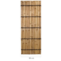 Bambus Sichtschutz XXL SLIM als dekoratives Zaunelement in Naturfarbe, dicht aneinandergereihte Bambusstäbe, oberer Rand mit stabiler Abgrenzung, hinter einem modernen Wasserfall aus Stein.