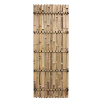 Sichtschutz aus Bambus mit hohen, vertikal angeordneten Stäben, befestigt mit horizontalen Drahtreihen. Die Bambusstäbe sind natürlich hellbraun gefärbt und bieten eine dekorative, asiatisch inspirierte Abgrenzung. Der Zaun ist in einer gemütlichen Ecke mit Kiesboden und meditativer Dekoration platziert.