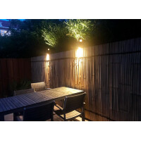 Sichtschutz aus Bambus KISU Gartenzaun Bambuszaun bildet eine natürliche Abgrenzung in einem beleuchteten Außenbereich. Der Bambuszaun erzeugt eine warme Atmosphäre und bietet Privatsphäre, während er den Garten elegant und umweltfreundlich gestaltet.