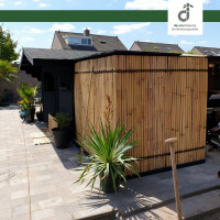 Sichtschutz aus Bambus KISU Gartenzaun Bambuszaun in einem Garten, der eine gemütliche Sitzecke mit Tisch und Stühlen umgibt. Der Bambuszaun bietet eine natürliche und dekorative Abgrenzung, während er gleichzeitig Privatsphäre gewährleistet.