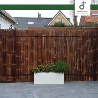 Sichtschutz aus Bambus, bestehend aus vertikal angeordneten Bambusstäben, die mit horizontalen Bändern zusammengehalten werden. Der Zaun ist 90 cm breit und 180 cm hoch, ideal für den Garten oder die Terrasse, um Privatsphäre zu schaffen und gleichzeitig eine natürliche Atmosphäre zu bewahren.