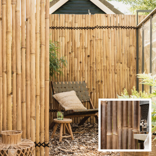Heller Kisu Bambuszaun („Nature“) im Garten, hinter einer kleinen Holzbank mit Kissen und einem niedrigen Holztisch, dekoriert mit Pflanze, für eine gemütliche Sitzecke.