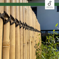 Nahaufnahme des hellen Kisu Bambuszauns („Nature“) mit sichtbaren schwarzen Palmseil, welches die einzelnen Bambuslatten stabil zusammenhält.