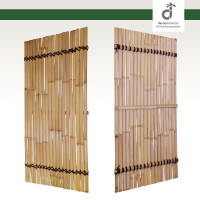 Zwei freistehende Kisu Bambus-Paneele („Nature“) auf weißem Hintergrund, naturfarbene Bambuslatten mit schwarzen Palmseil, ideal als Mauerverkleidung oder dekorativer Sichtschutz.