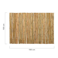 Sichtschutz aus Bambus in dunkler Farbe, der als Rollzaun BALI NIGRA in den Maßen 180 cm x 180 cm in einem gepflegten Garten angebracht ist. Der Zaun bietet Privatsphäre und fügt sich harmonisch in die grüne Umgebung ein.