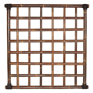 Bambus-Sichtschutzzaun mit stabiler Konstruktion und natürlicher Optik. Gitterartiges Design mit gleichmäßigen Abständen, ideal zur Abgrenzung oder als Sichtschutz im Garten. Maße: 180 cm Breite x 180 cm Höhe. Dunkelbraune Bambusstäbe, die eine rustikale und dekorative Atmosphäre schaffen.