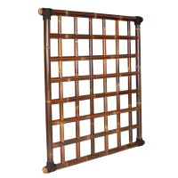 Ein Sichtschutz aus Bambus mit einem stabilen Gittermuster, bestehend aus dunkelbraun getönten Bambusstäben, die mit Naturfaserschnüren verbunden sind. Das Zaunelement ANJI NIGRA misst 180 cm in der Breite und 180 cm in der Höhe und eignet sich ideal als dekorativer und funktionaler Sichtschutz für Gärten oder Terrassen.