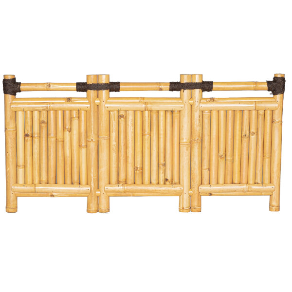 Sichtschutz aus Bambus in natürlichem Design, bestehend aus drei vertikalen Bambuspaneelen. Die Paneele sind durch horizontale Bambusstäbe miteinander verbunden und mit dunkelbraunen Seilen fixiert. Das Zaunelement bietet eine stabile und dekorative Trennung für Gärten oder Terrassen, mit Maßen von 180 cm Breite und 90 cm Höhe.