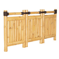 Sichtschutz aus Bambus mit drei vertikalen Paneelen, die durch horizontale Bambusstäbe verbunden sind. Die Abmessungen betragen 180 cm Breite und 90 cm Höhe. Die natürliche Bambusoptik verleiht dem Zaunelement eine rustikale und natürliche Anmutung, ideal für Gärten oder Terrassen.