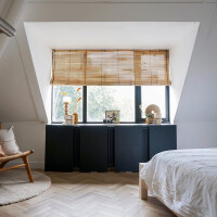 Moderne Schlafzimmer mit großem Fenster, das mit einem Bambusrollo ausgestattet ist. Das Rollo bietet natürlichen Sichtschutz und sorgt für eine gemütliche Atmosphäre.