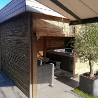 Bambusrollo als Sonnenschutz und Sichtschutz für Terrassen und Gärten, montiert an einem Holzrahmen, mit natürlichem Bambusmaterial für eine stilvolle und funktionale Beschattung.