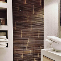 Elegante Bambusrollo Jalousie in dunklem Braun, die als Sichtschutz für Fenster und Türen dient. Die natürliche Bambusstruktur bietet eine stilvolle und funktionale Lösung für den Innenraum. Die Maße betragen 150x200 cm, passend für größere Fenster und Türen.