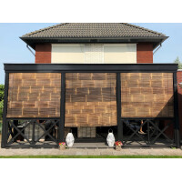 Bambus Sonnenschutz Jalousie mit natürlicher Optik, angebracht an einem Pavillon. Breite Rollobahnen bieten Sichtschutz und Schatten.